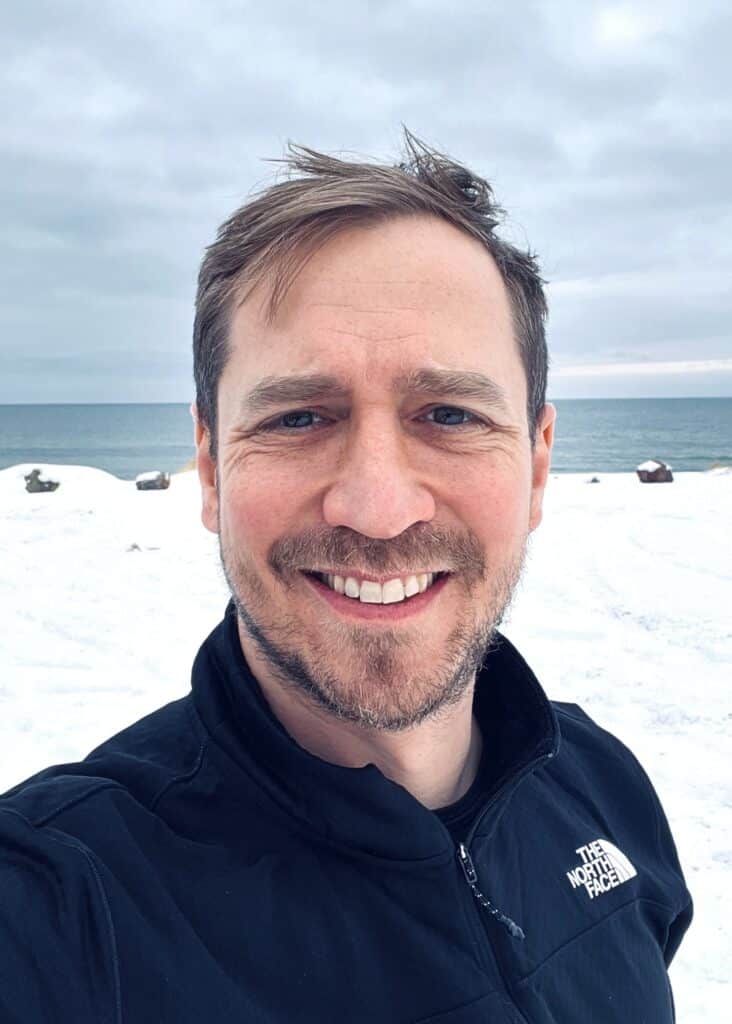 Portrait of Patrick Bloem by the sea on a winter day.