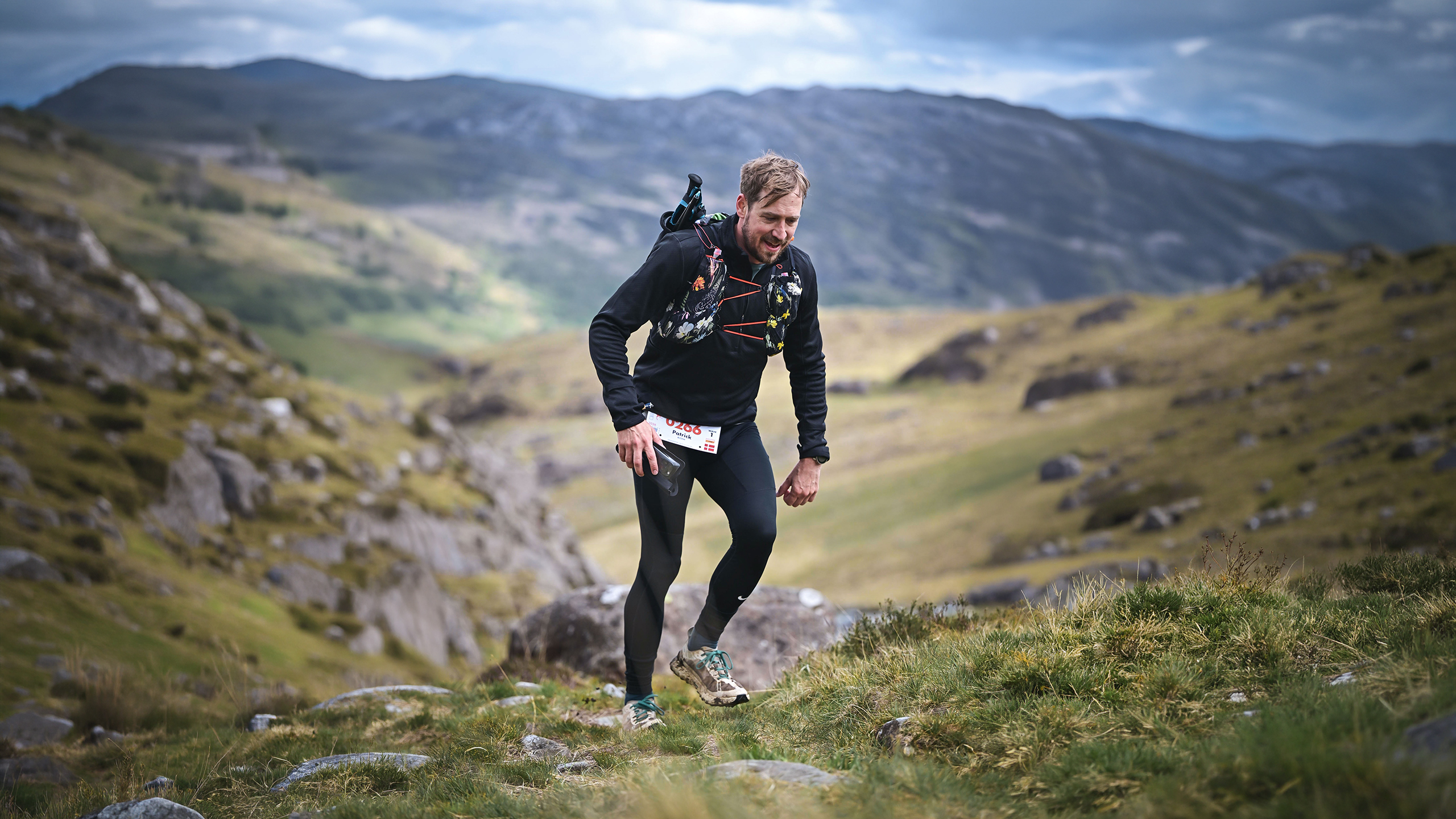 Patrick Bloem løber op ad en bjergsti under Ultra Trail Snowdonia 2026 i Wales.