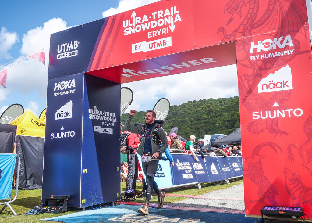 Patrick Bloem krydser målstregen ved Ultra Trail Snowdonia 100 miles i Wales.