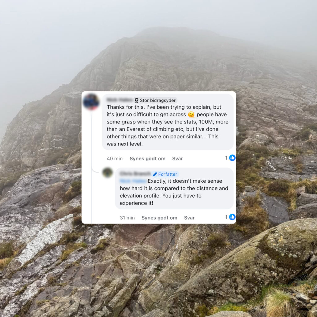 Tågedækket bjergterræn ved Ultra Trail Snowdonia med en kommentar om, at løbets sværhedsgrad er større end tal for distance og højdemeter viser.