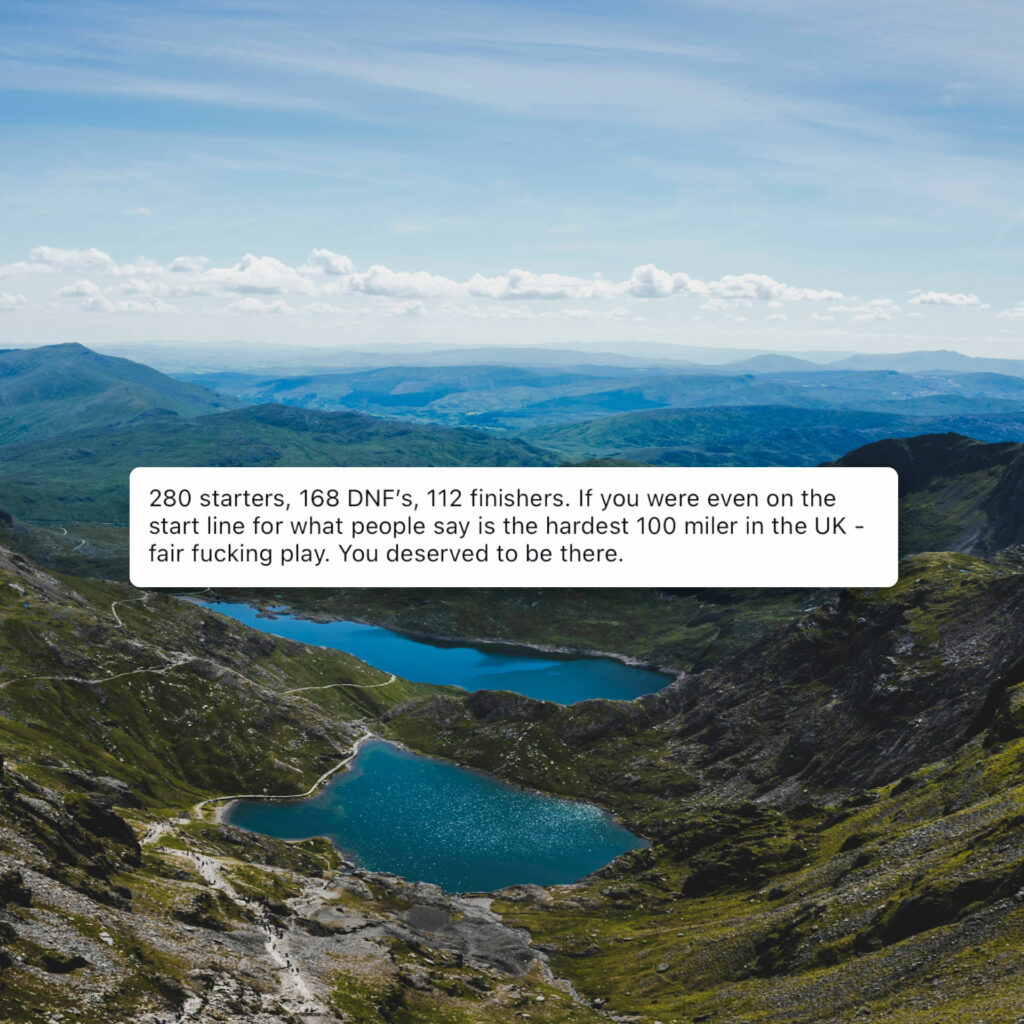 Udsigt over søer og bjerge i Snowdonia med en kommentar om mange udgåede og få gennemførende ved Ultra Trail Snowdonia 100 miles.