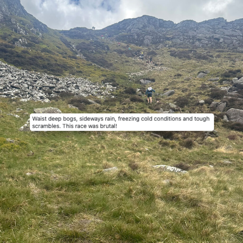 Løbere i stenet bjergterræn ved Ultra Trail Snowdonia med tekst om dybt mudder, kraftig vind og tekniske passager.