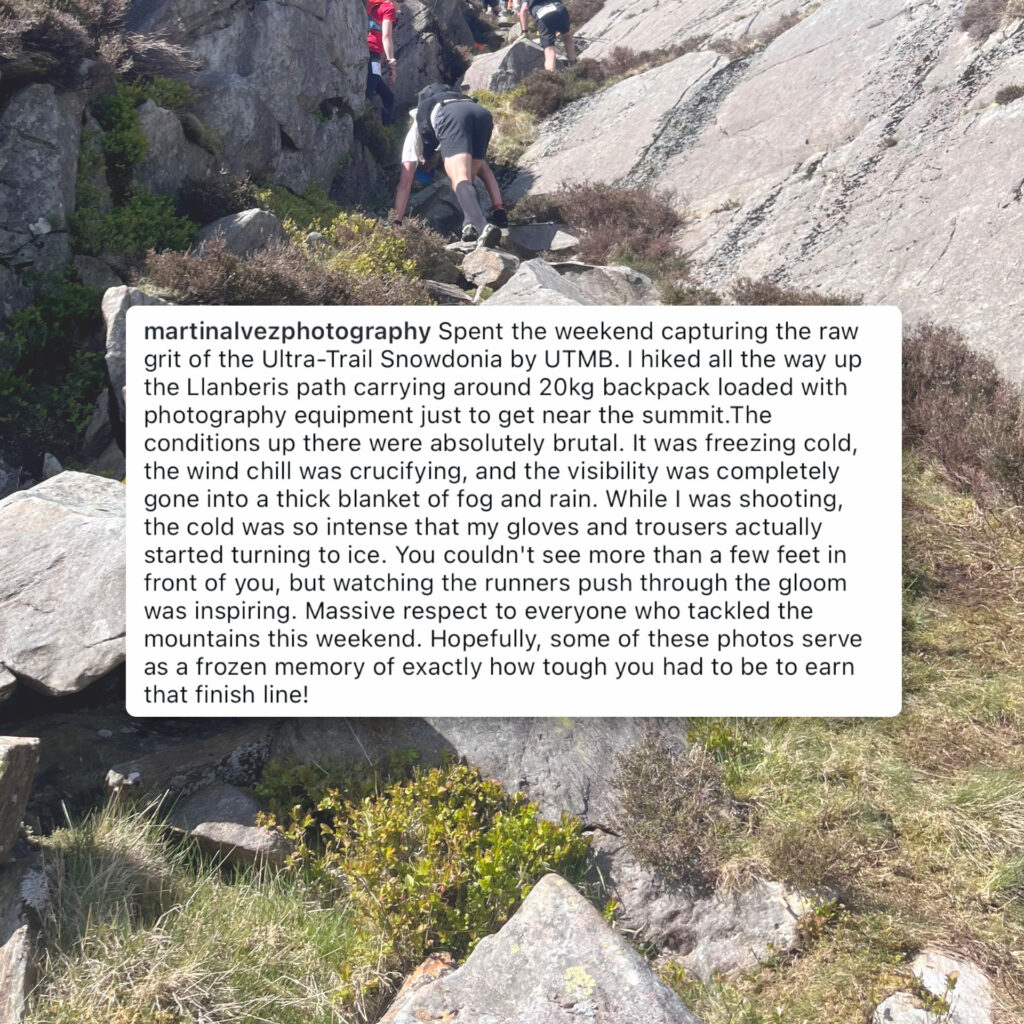 Løbere klatrer op gennem en stejl klippepassage ved Ultra Trail Snowdonia med en fotografs beskrivelse af kulde, vind, regn og tåge på bjerget.