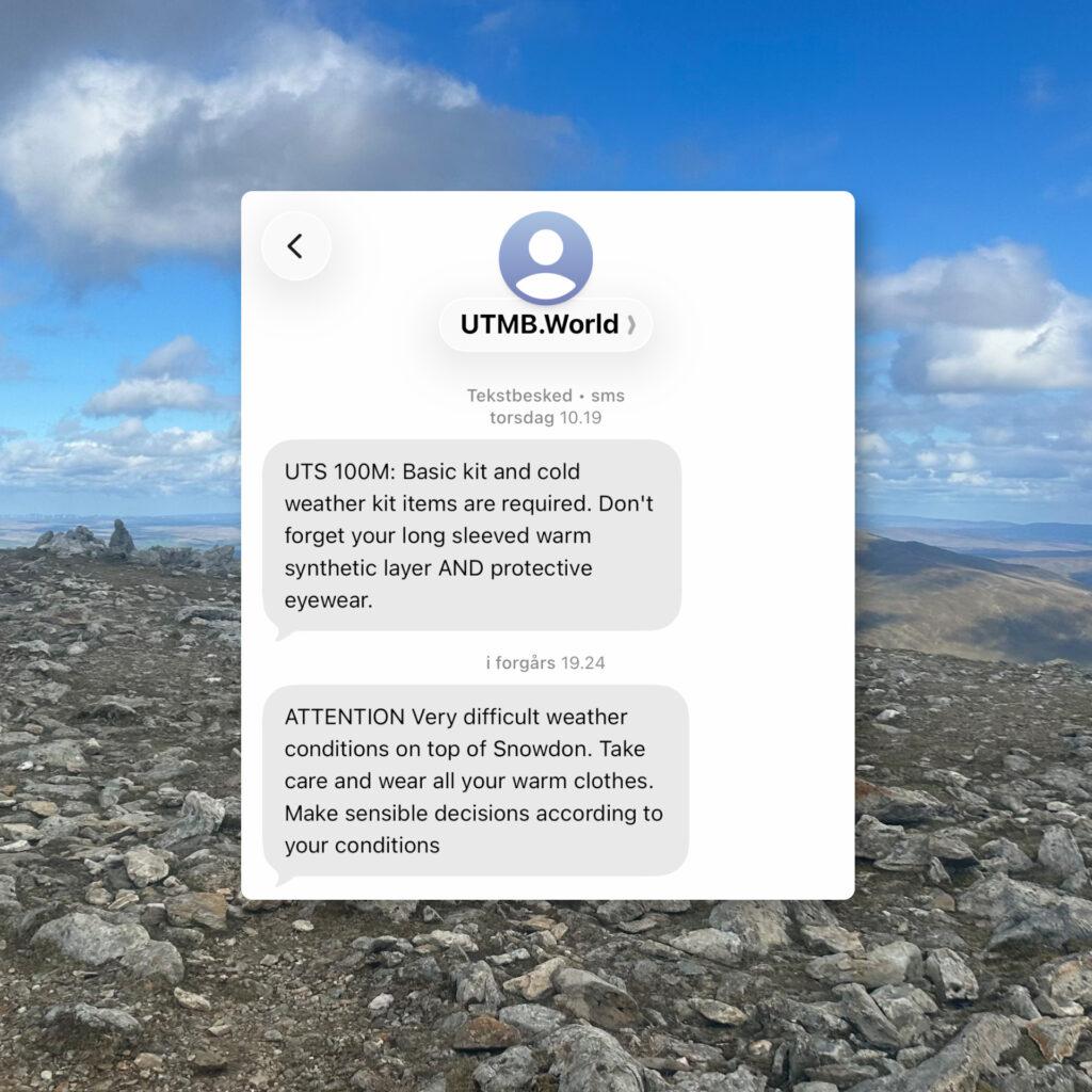 Stenet bjerglandskab i Snowdonia med beskeder fra UTS om påkrævet udstyr og vanskelige vejrforhold på Snowdon.