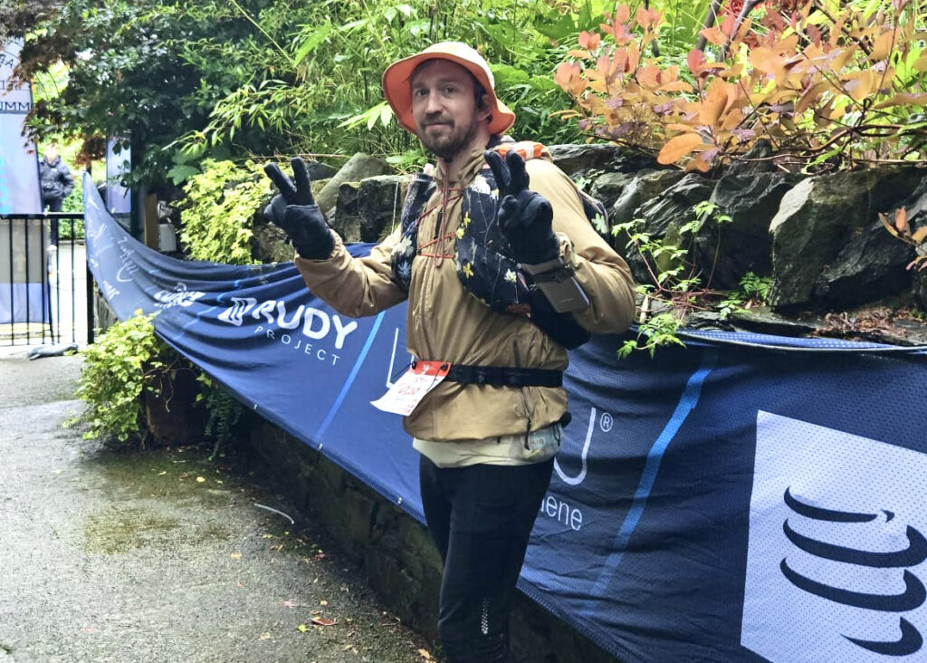 Patrick Bloem i løbevest og varmt tøj før Ultra Trail Snowdonia 100 miles.
