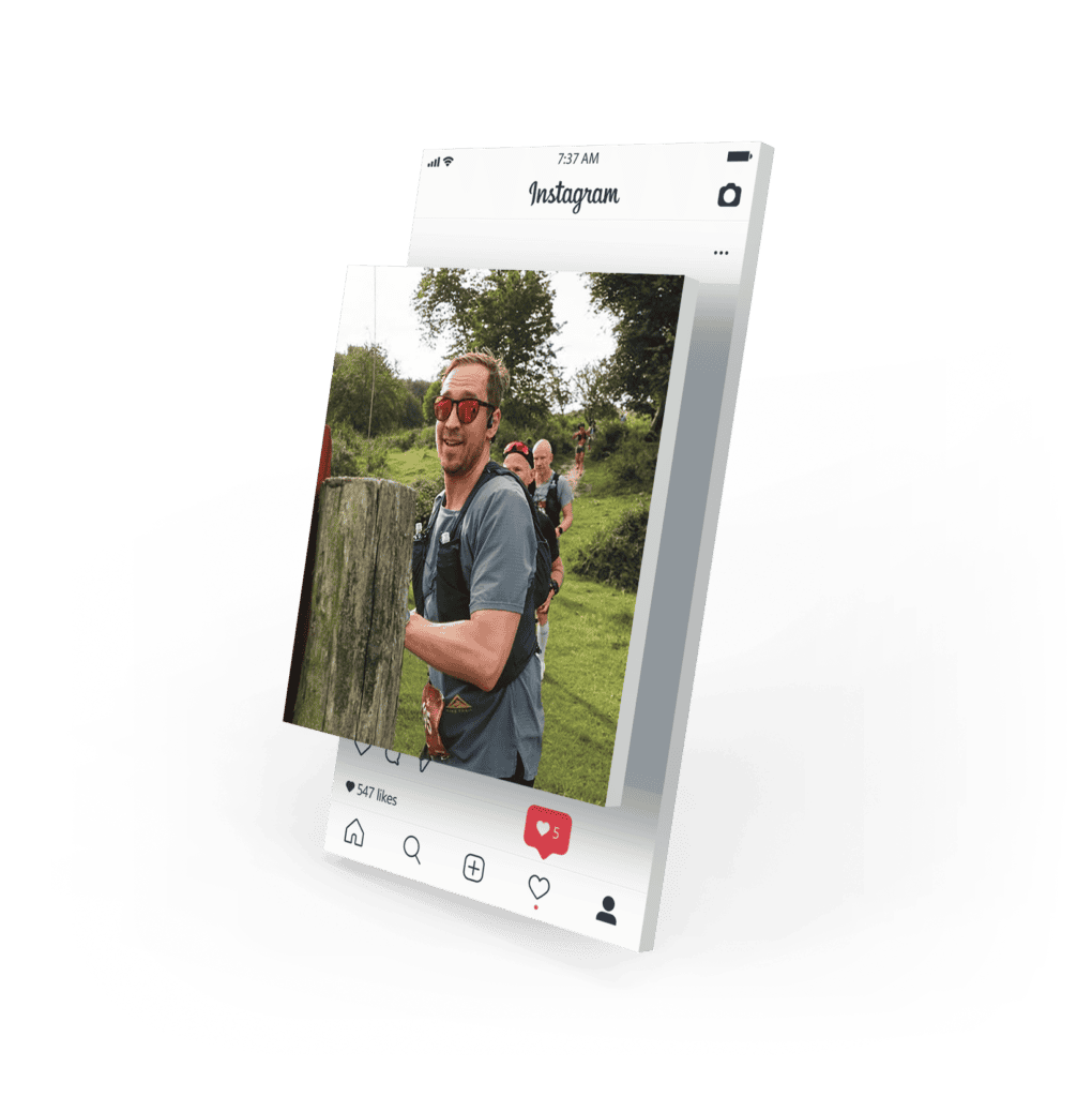 Instagram opslag med Patrick Bloem på løbetur i en grøn skov.